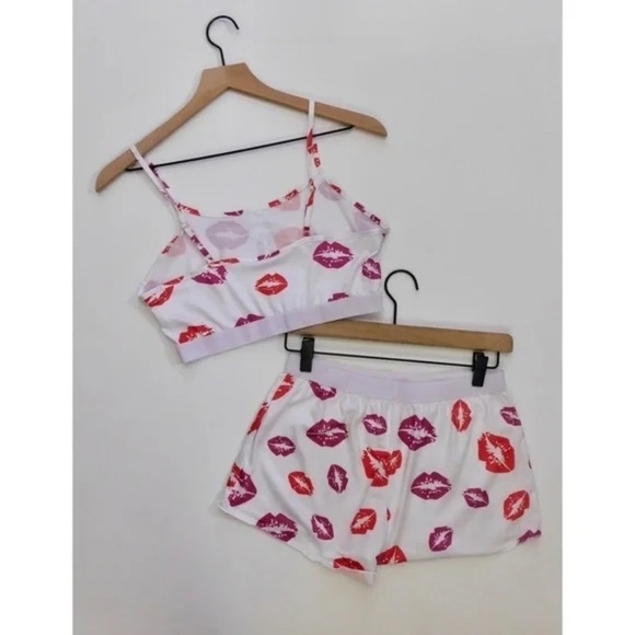 NEW!! HOT LIPS Lipstick Kiss Cropped Loungewear Two Piece Set Top Shorts Medium - Picture 6 of 10